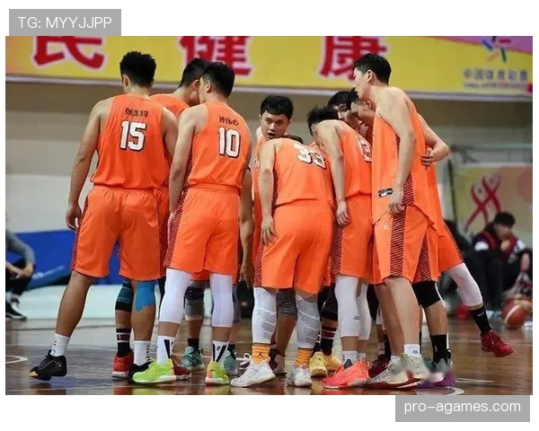 篮球比赛中如何准确判定“同时出界”的情况？
